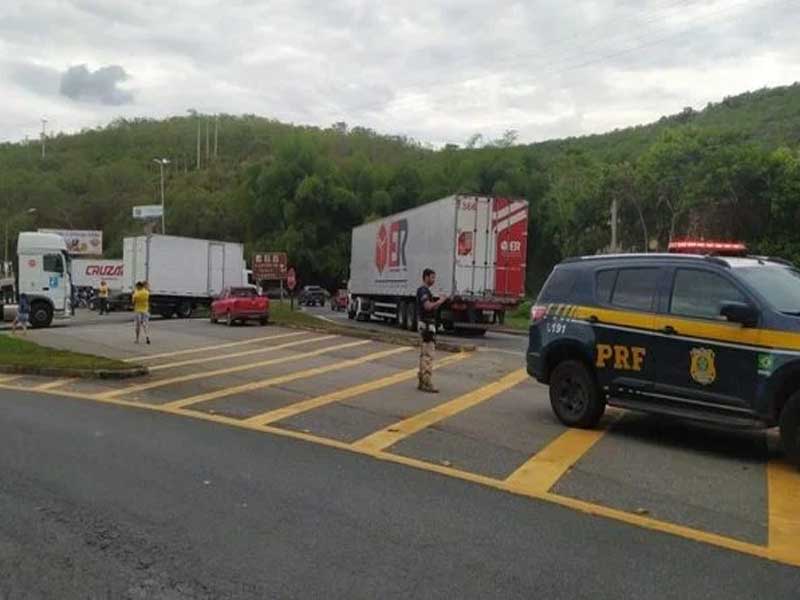PRF negocia liberação de rodovias bloqueadas nos estados e DF