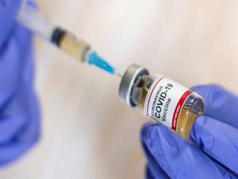 Covid-19: dose de reforço de vacina diferente protege mais, diz estudo