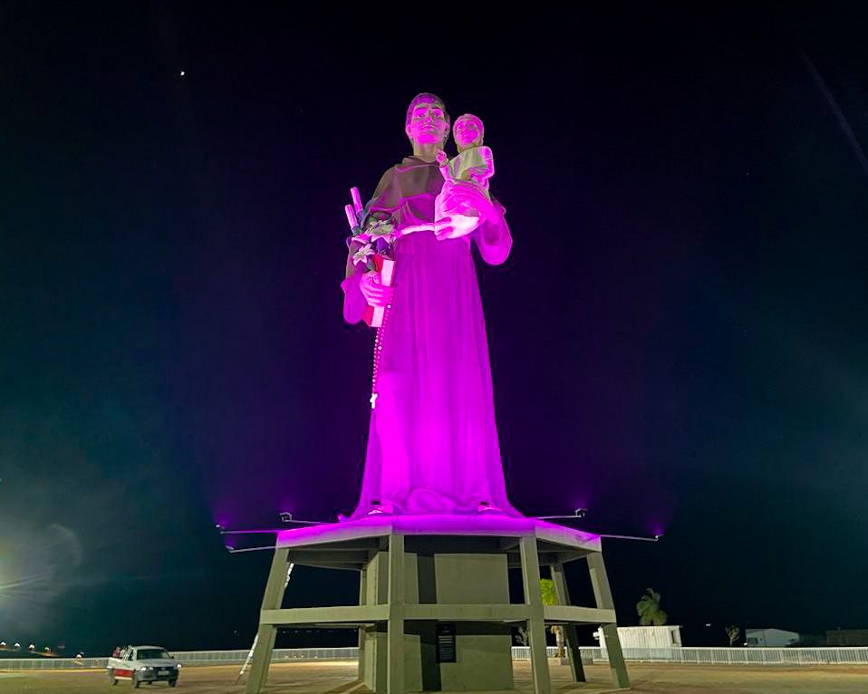Estátua de Santo Antônio recebe iluminação diferenciada em alusão ao outubro rosa