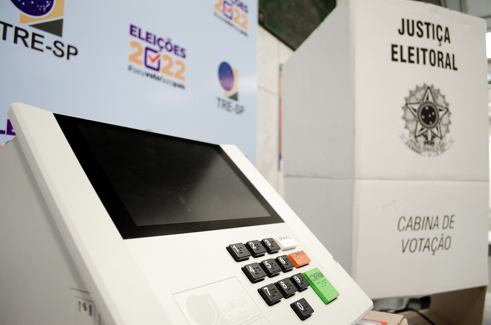 Eleitor é preso por filmar voto na urna eletrônica em Sobral, no Ceará