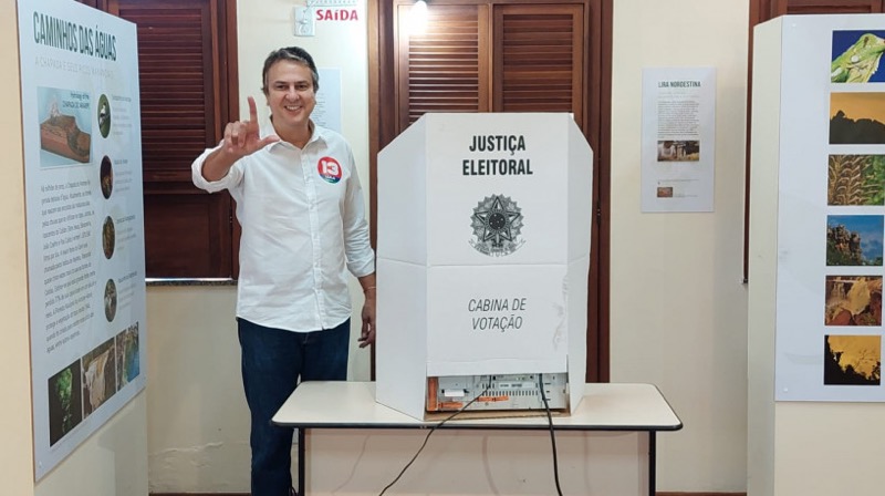 Eleições 2022: Camilo vota em Barbalha e exalta apoio de Cid e PDT no 2º turno
