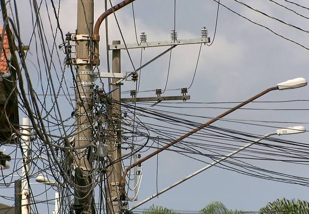 Enel retoma cobrança por uso de postes e conta de internet pode aumentar 70%