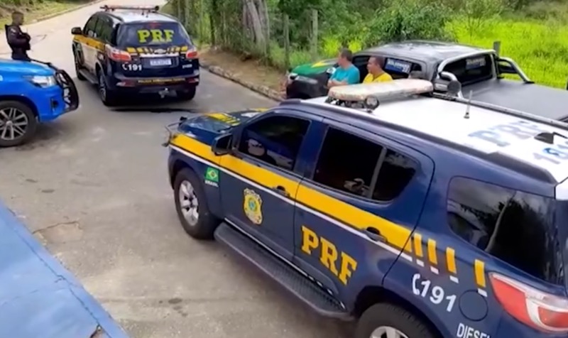 Roberto Jefferson se entrega após atacar policiais federais e passar 8 horas desrespeitando ordem do STF