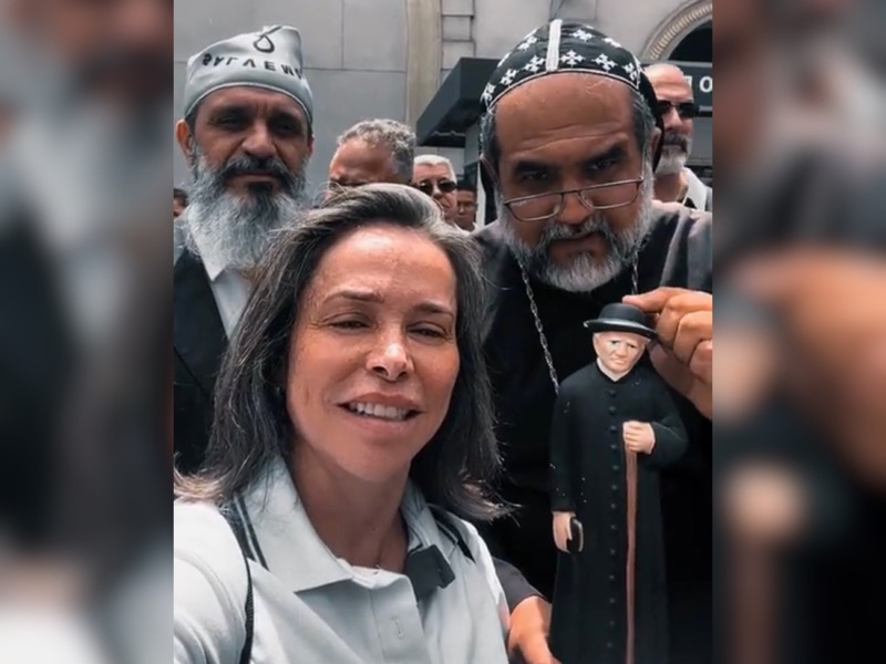 Padre Kelmon usa escultura do Padre Cícero em evento contra o comunismo em São Paulo