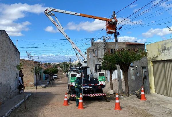 Força-tarefa instala mais de 200 lâmpadas no bairro Frei Damião, em Juazeiro do Norte
