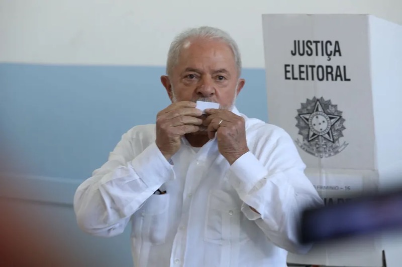 Lula vota em São Bernardo do Campo (SP); Bolsonaro votou mais cedo no Rio