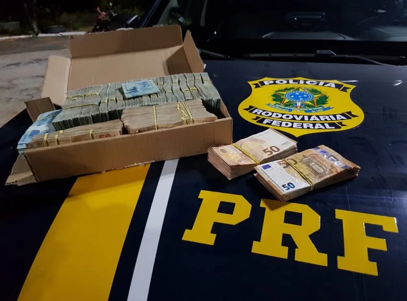 Homem é preso com R$ 315 mil em veículo no interior do Ceará