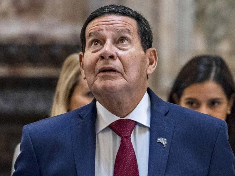 Mourão pede a Bolsonaro que fale com “seu povo” durante evento no Rio