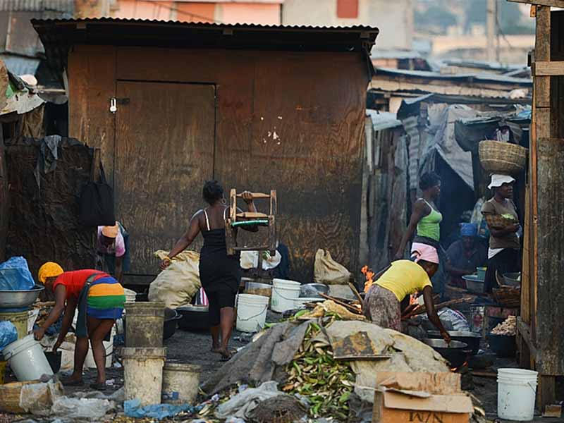 Proporção de pretos e pardos entre os pobres chega ao dobro em relação aos brancos, mostra o IBGE