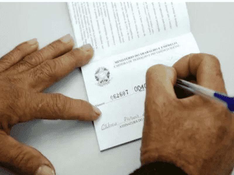 IBGE: desemprego segue em queda e chega a 8,3% em outubro