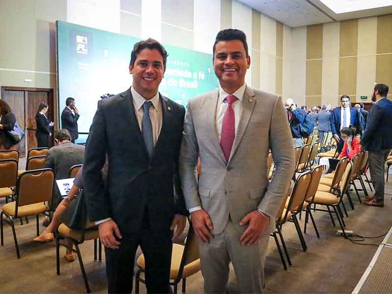 Deputados Yury do Paredão e Júnior Mano acompanham Valdemar Costa Neto em coletiva de imprensa em Brasília