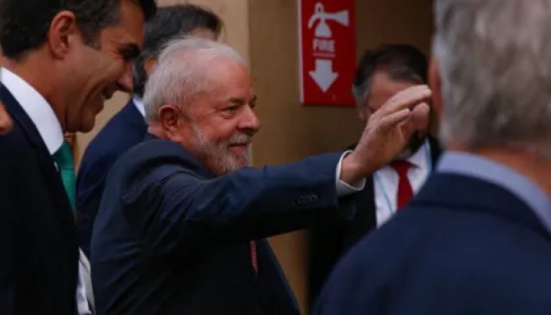 Lula tem alta após internação para retirada de lesão na laringe no domingo (20)