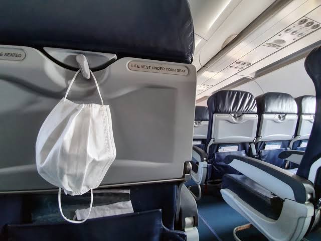 Uso obrigatório de máscaras em aviões e aeroportos começa na sexta