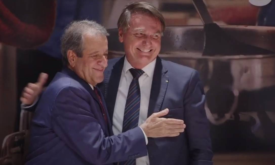 Valdemar Costa Neto vai a Bolsonaro pedir que presidente fale com apoiadores