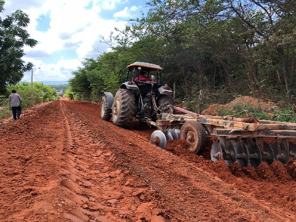 Carto avança com obras de pavimentação em diversas localidades