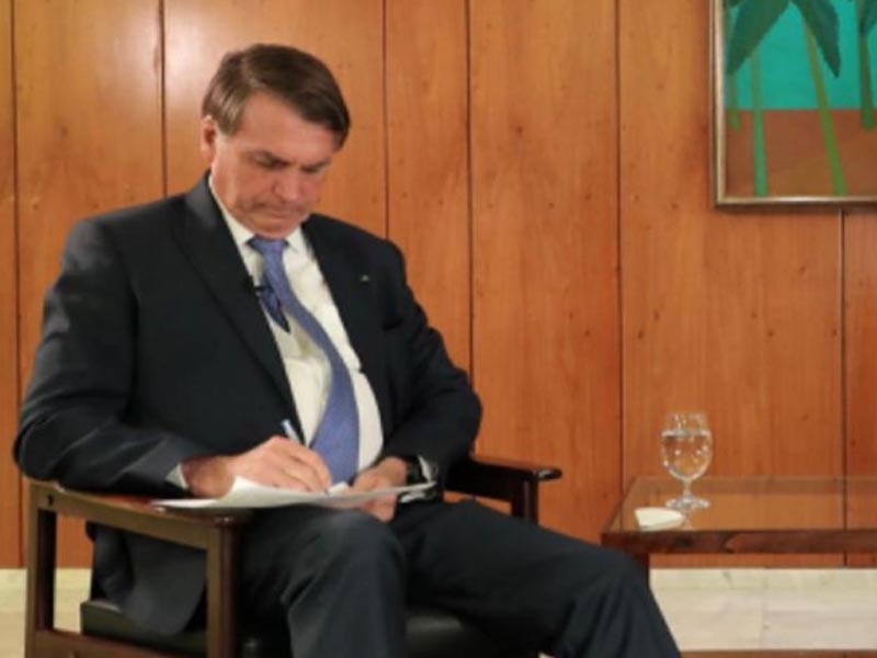 Bolsonaro nomeia assessores a que tem direito para quando deixar cargo