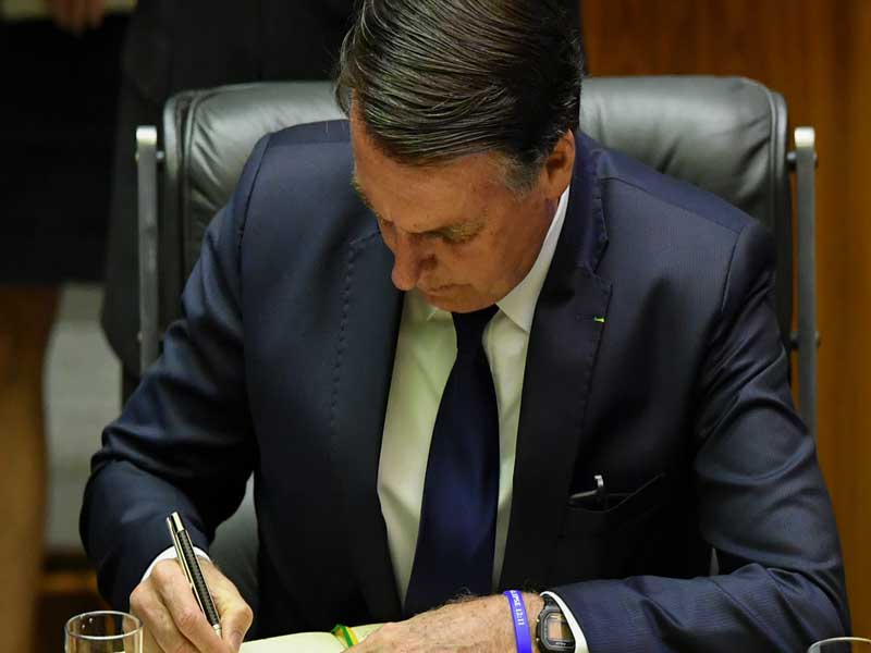 Bolsonaro veta lei Padre Júlio Lancellotti, que proíbe construções hostis à população de rua
