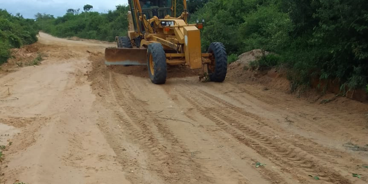 Prefeitura de Barbalha realiza recomposição de vias vicinais no Sítio Betânia
