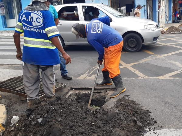 Juazeiro intensifica desobstrução de bueiros para evitar alagamentos no período chuvoso