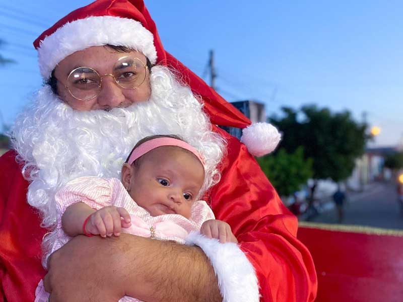 Papai Noel visita zona rural de Farias Brito e distribui brindes para a criançada