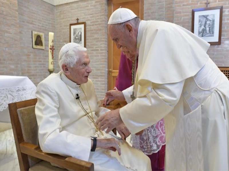 Papa emérito Bento XVI tem piora súbita de saúde, diz Vaticano; Francisco pede orações