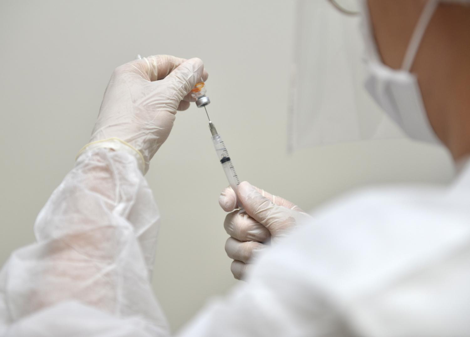 Vacinação contra a COVID-19 continua para bebês de 6 meses a menores de 3 anos