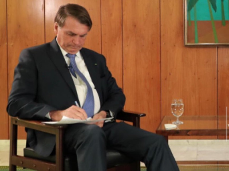 Bolsonaro renova concessão da Globo, Band e Record por 15