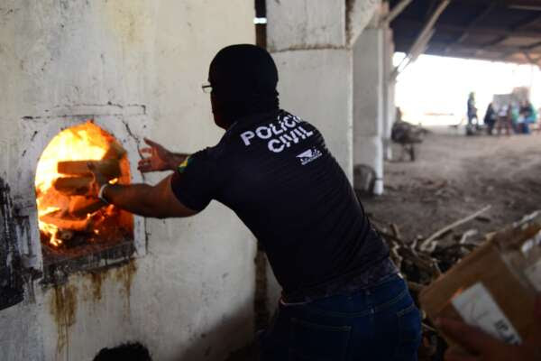 Polícia Civil incinera mais de uma tonelada de drogas apreendidas no Ceará