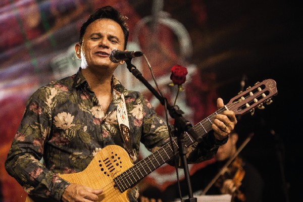 Mãos que oferecem flores, show solidário de Leonardo de Luna, arrecada alimentos neste domingo (11), na Praça da Sé em Crato