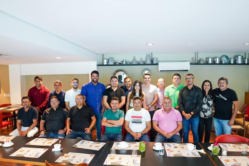 Yury do Paredão e Dra. Yanny se reúnem com vereadores e lideranças políticas de Juazeiro do Norte