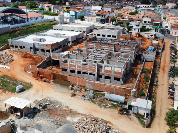Professores visitam construção de novo prédio da Escola Irmã Neli em Juazeiro do Norte