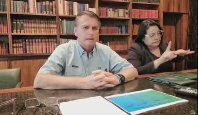 Bolsonaro faz discurso um dia antes de deixar a Presidência