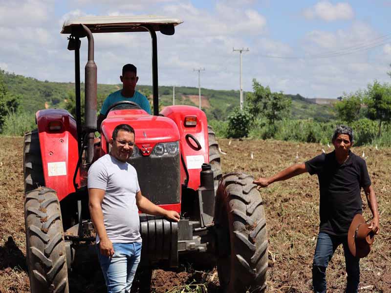 Barbalha: quase 100 agricultores são beneficiados com programa de aração de terras