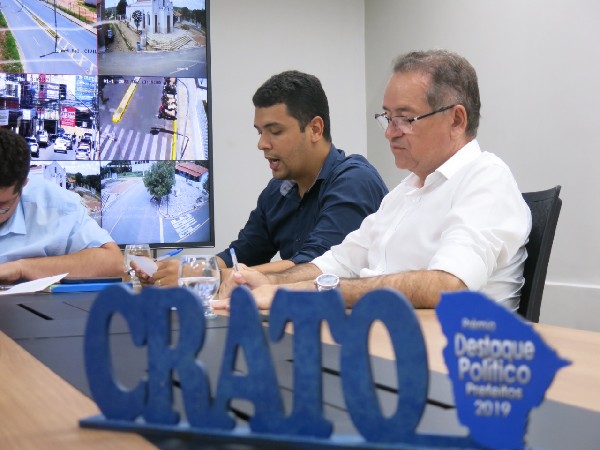 Prefeito Zé Ailton anuncia em live pavimentação em mais 30 ruas do Crato