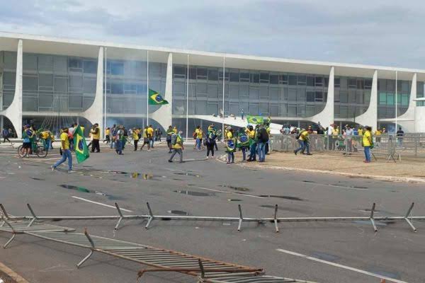 Bolsonaristas furam bloqueio da PM e invadem Congresso Nacional