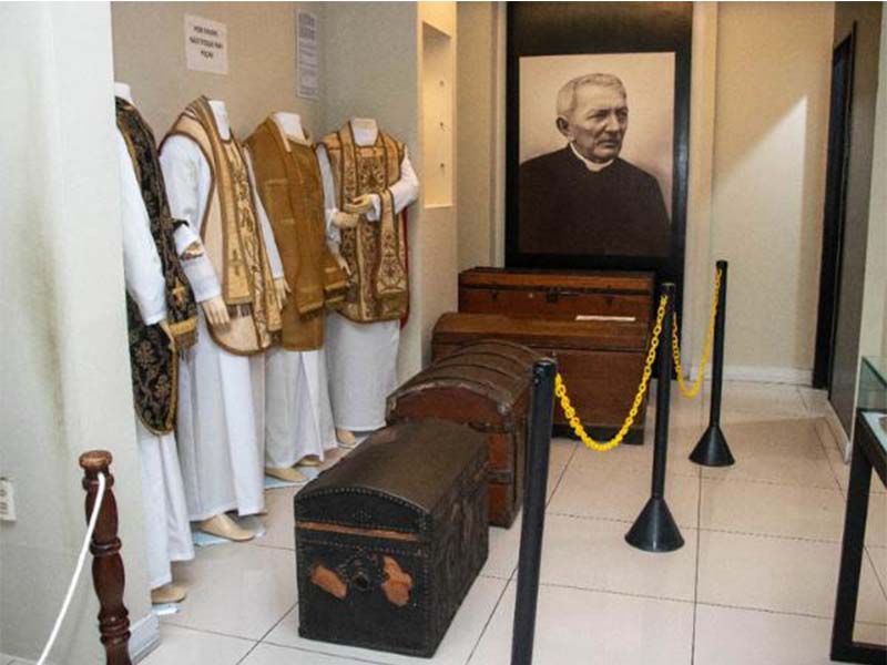 Aberta a exposição que retrata a trajetória sacerdotal do Padre Cícero