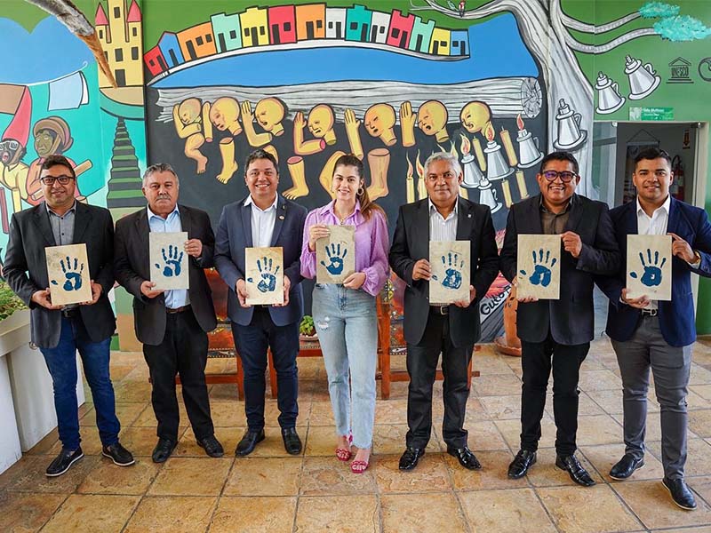 Presidenta Dra. Yanny e vereadores de Juazeiro do Norte deixam impressões das mãos em placa do Centro de Inovação do Cariri