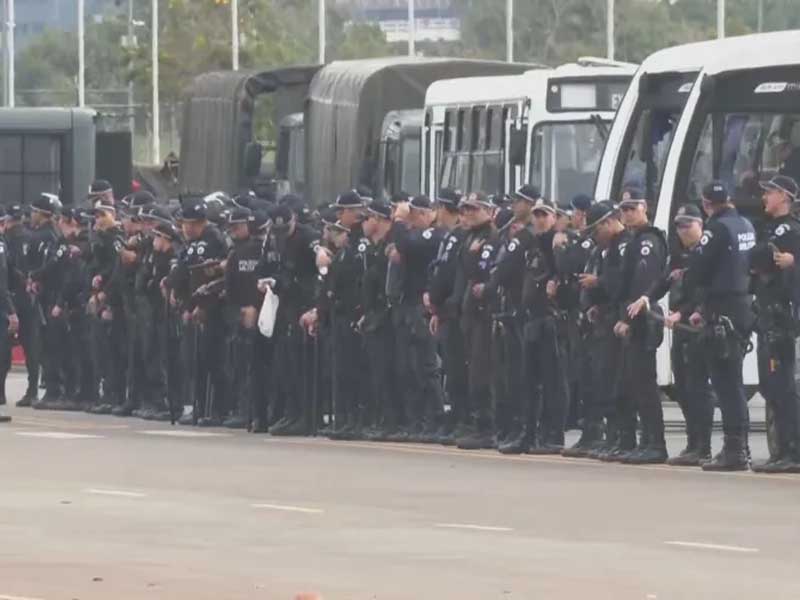 PMs feridos em combate afirmaram que “enfrentaram profissionais”, diz interventor do DF
