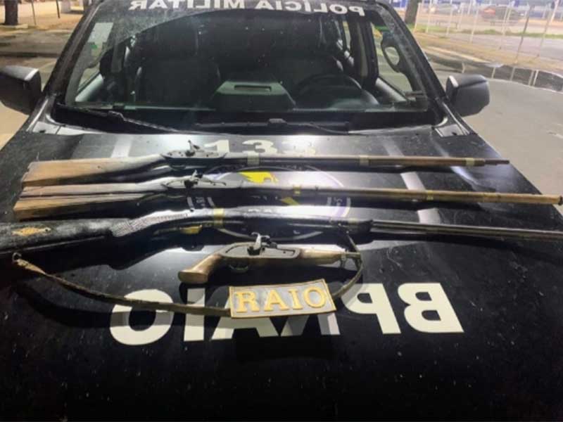 Homem é preso em flagrante com arsenal de espingardas em Missão Velha