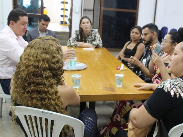 Em reunião com aprovados no concurso, Glêdson sinaliza novas convocações