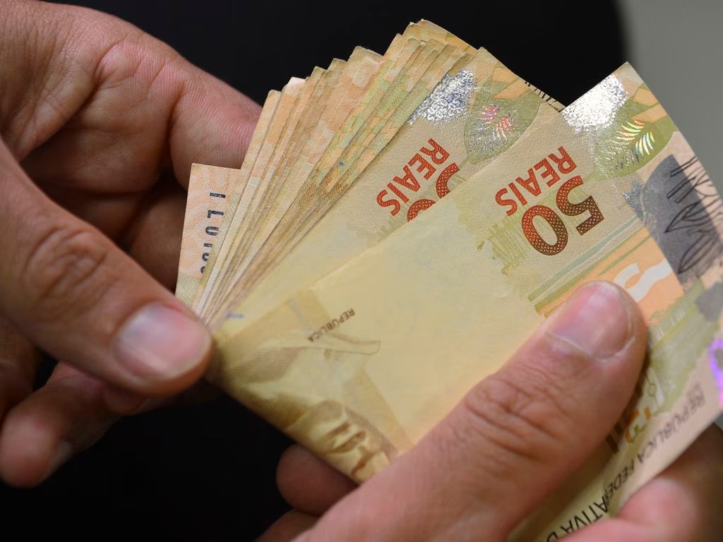 Salário mínimo passa a ser de R$ 1.320 a partir deste domingo (1º)
