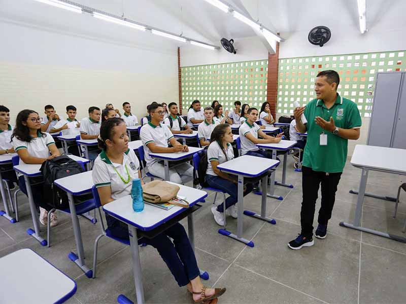 Abertura do ano letivo na rede estadual começa com inauguração de escola em Itatira