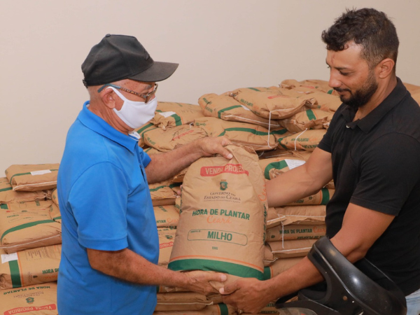 Programa Hora de Plantar distribui sementes para agricultores em Juazeiro do Norte