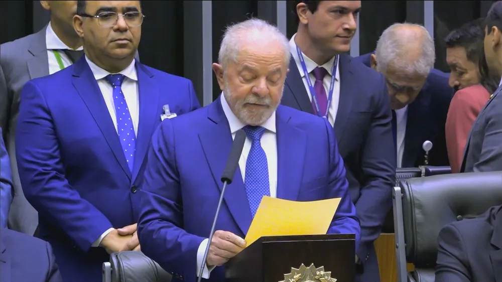Responsabilidade por ‘genocídio’ da população na pandemia será apurada e punida, diz Lula
