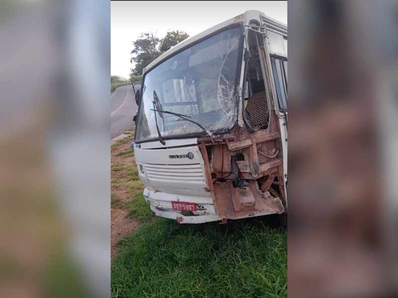 Ônibus de Aurora fica na iminência de novo acidente 6 meses após morte de três jovens