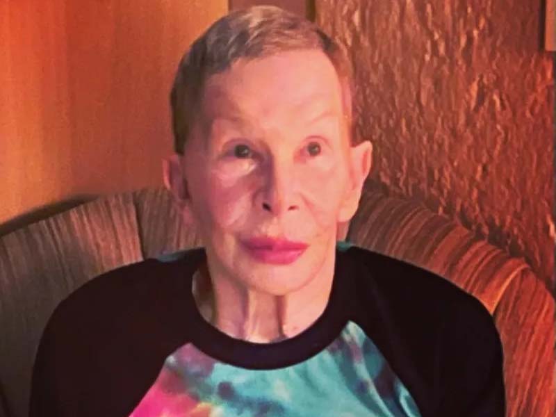 Rita Lee reaparece nas redes sociais após tratamento e cura do câncer