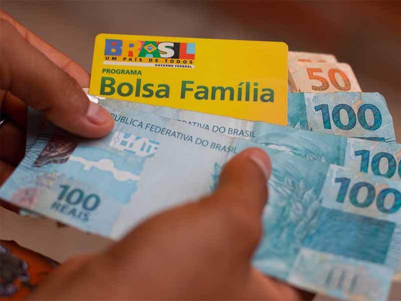 Governo estuda adicional de ao menos R$ 50 no Bolsa Família para famílias com adolescentes