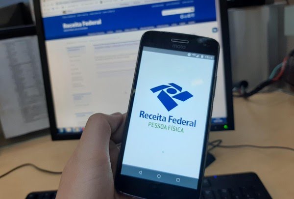Governo estuda isentar a cobrança de IR para trabalhadores que recebem até dois salários mínimos