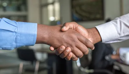 Aperto de mão fraco pode indicar maior risco para doenças, aponta estudo