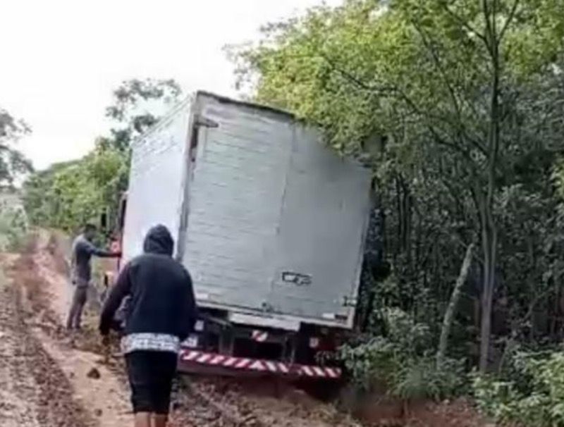Lama e atoleiro deixa comunidade de Santana do Cariri revoltada com a Prefeitura